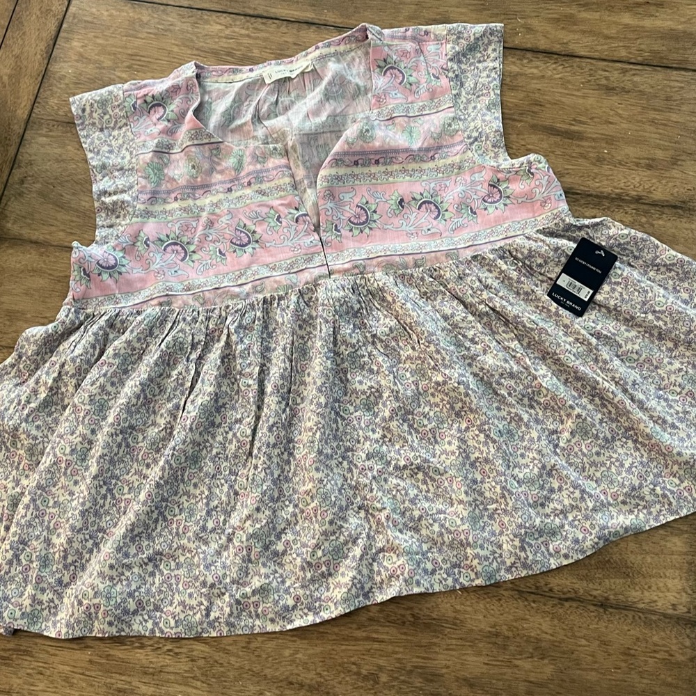 Adorable light weight Lucky top.